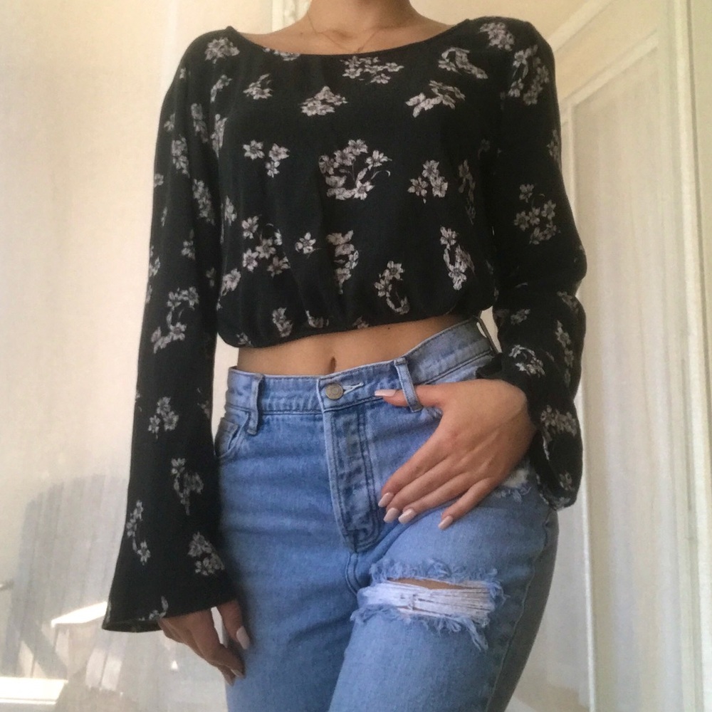 Long sleeved backless cropped top